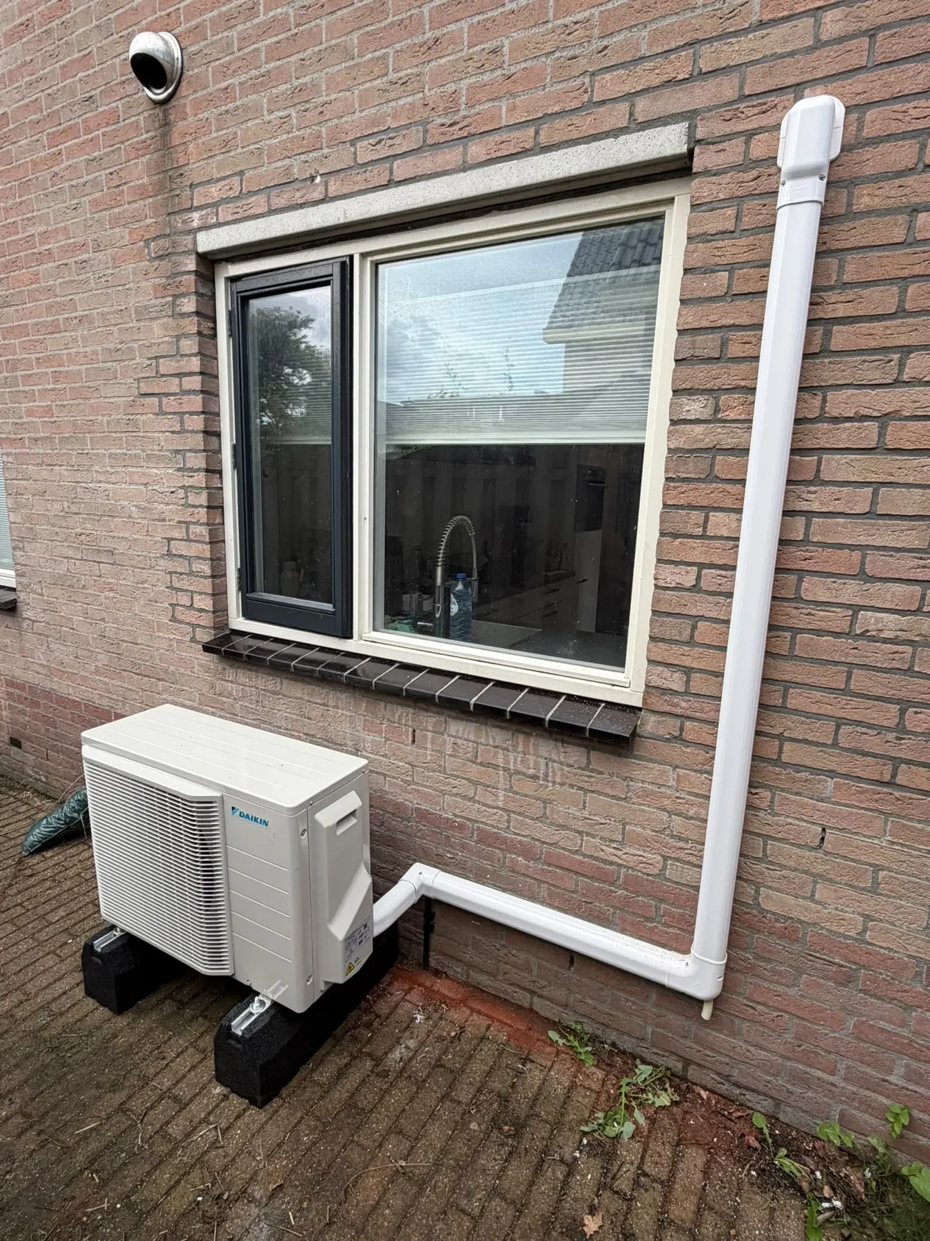 Daikin-buitenunit met strak weggewerkte leidingen
