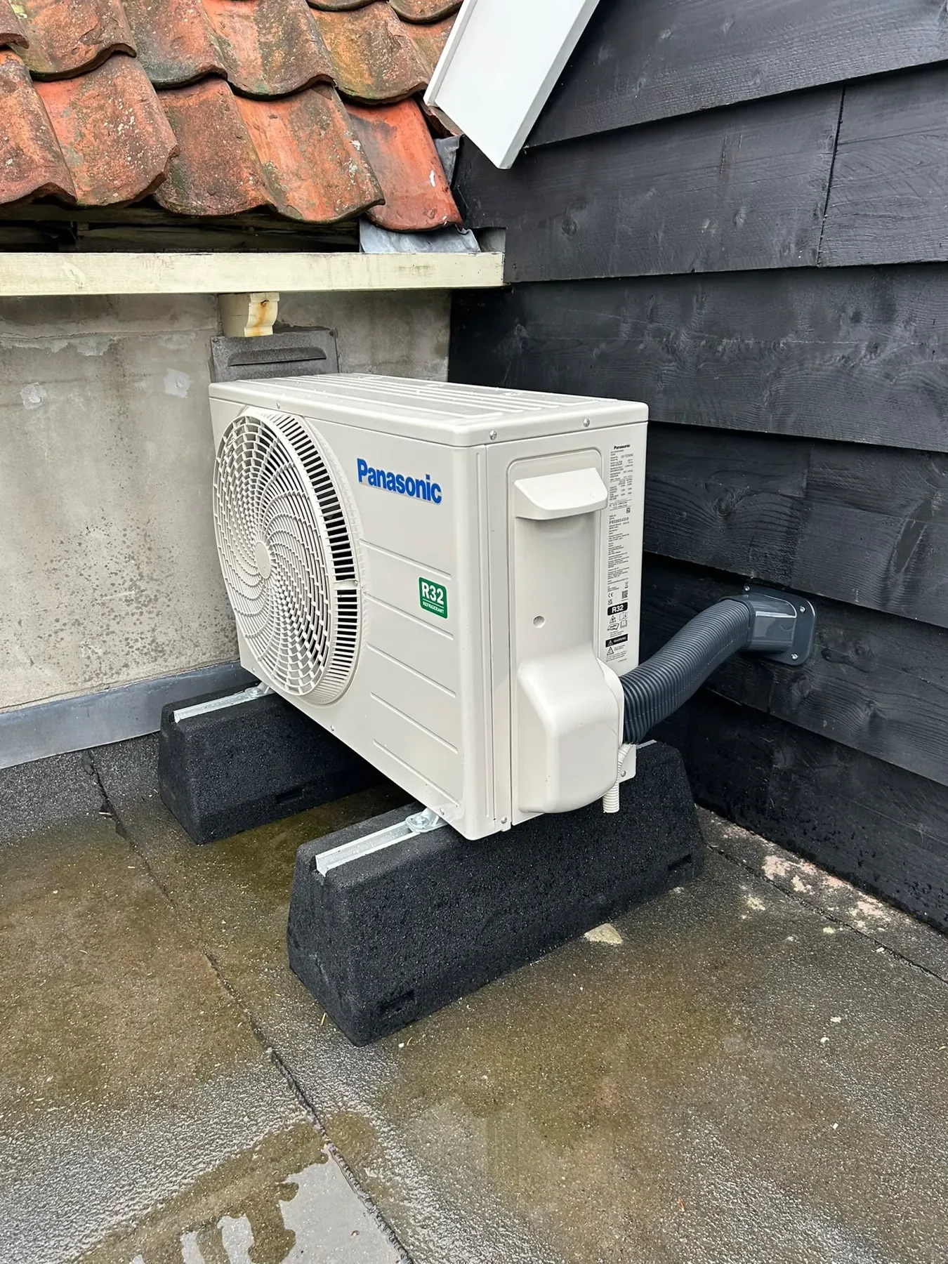 Panasonic-buitenunit op een dakterras