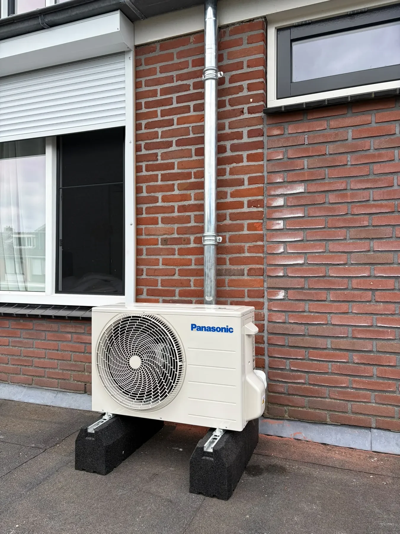 Panasonic-buitenunit op een plat dak