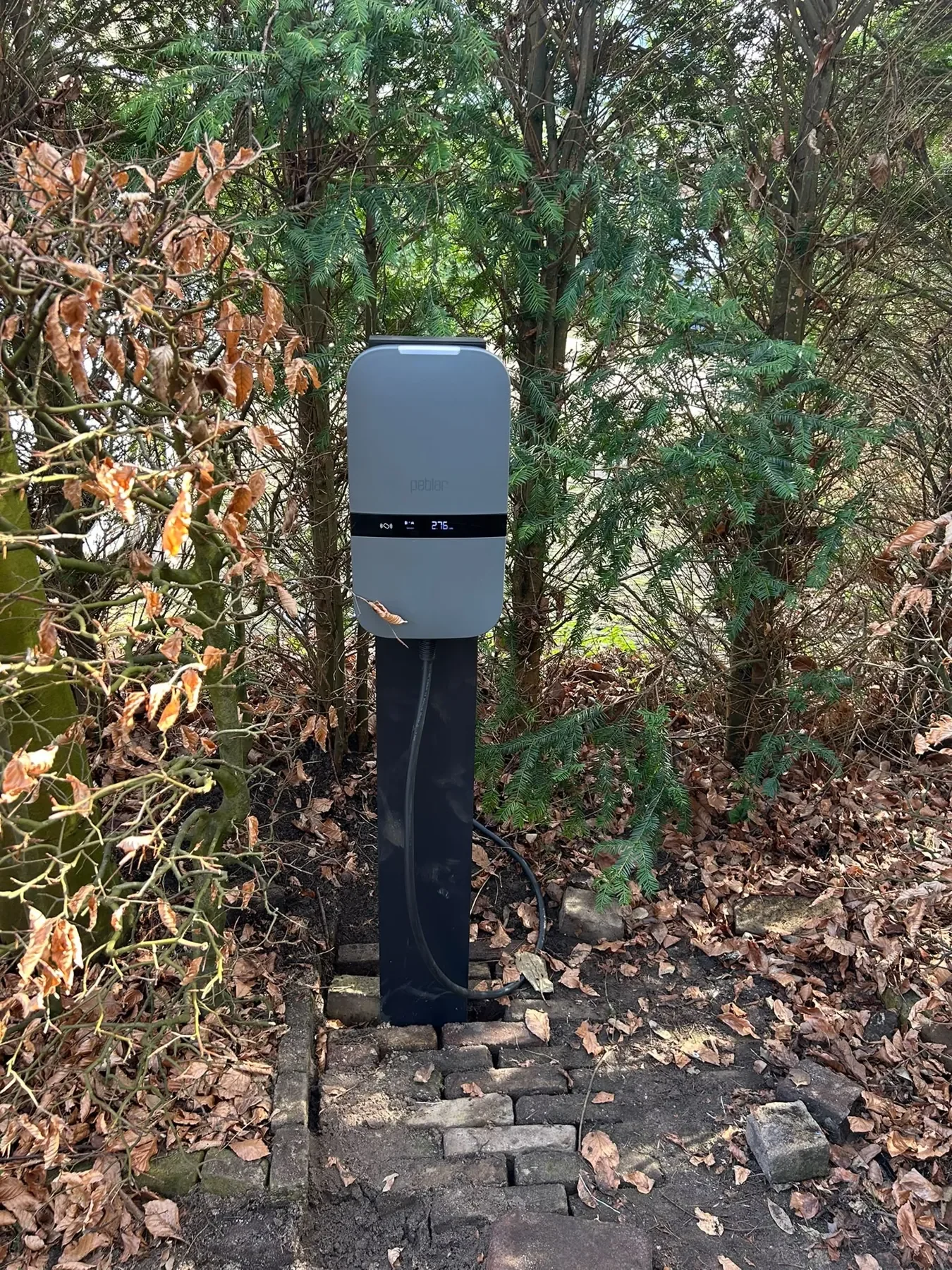 Peblar-laadpaal op een paal in de tuin