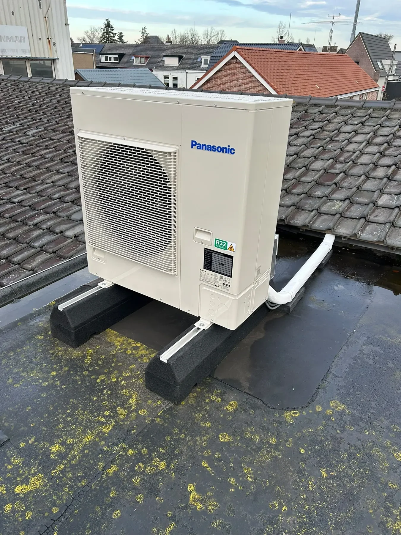 Grote Panasonic-buitenunit op een plat dak