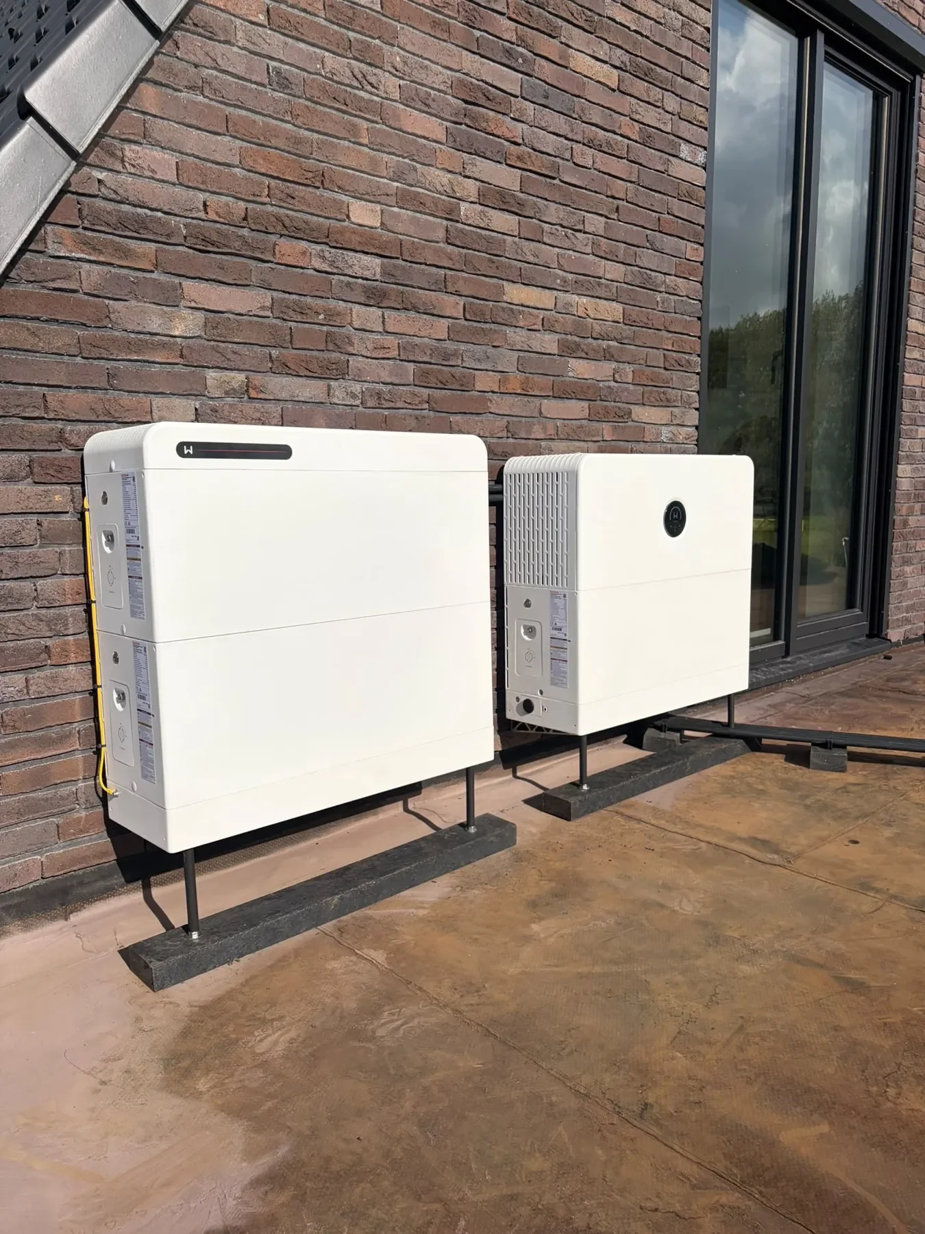 Thuisbatterij en omvormer buiten op een dakterras