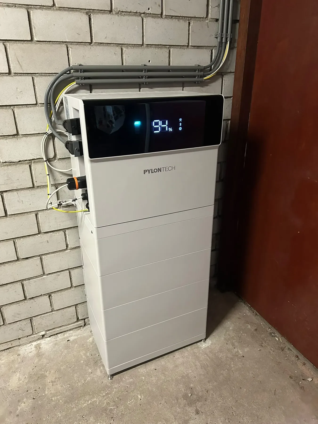 Thuisbatterij van Pylontech in de berging