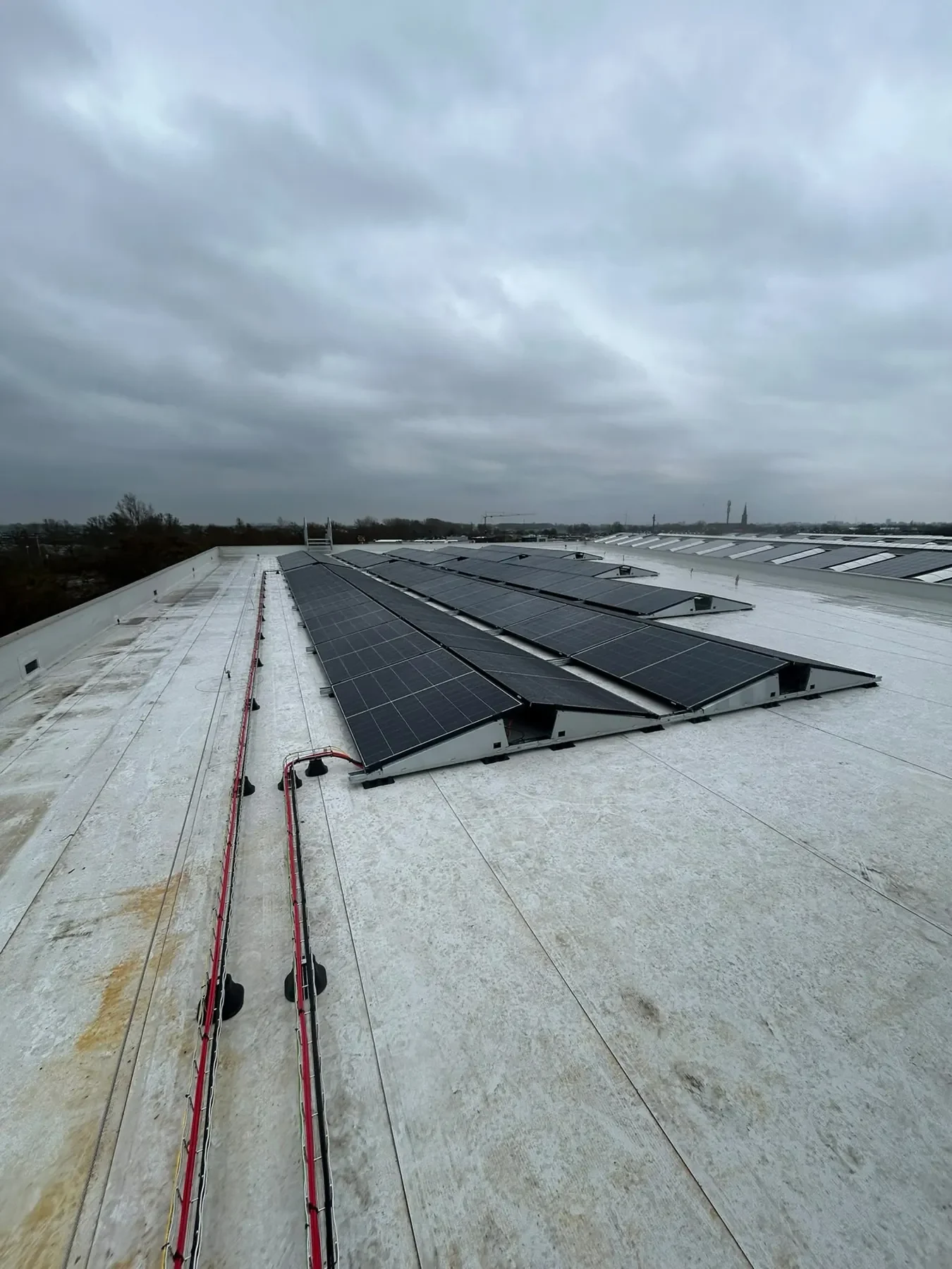 Zonnepanelen en bekabeling op een bedrijfsdak
