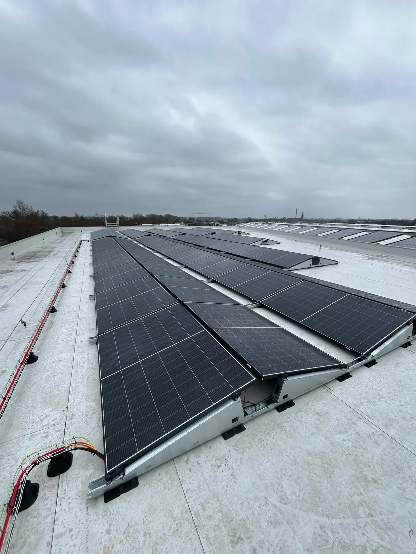 Zonnepanelen op een bedrijfsdak