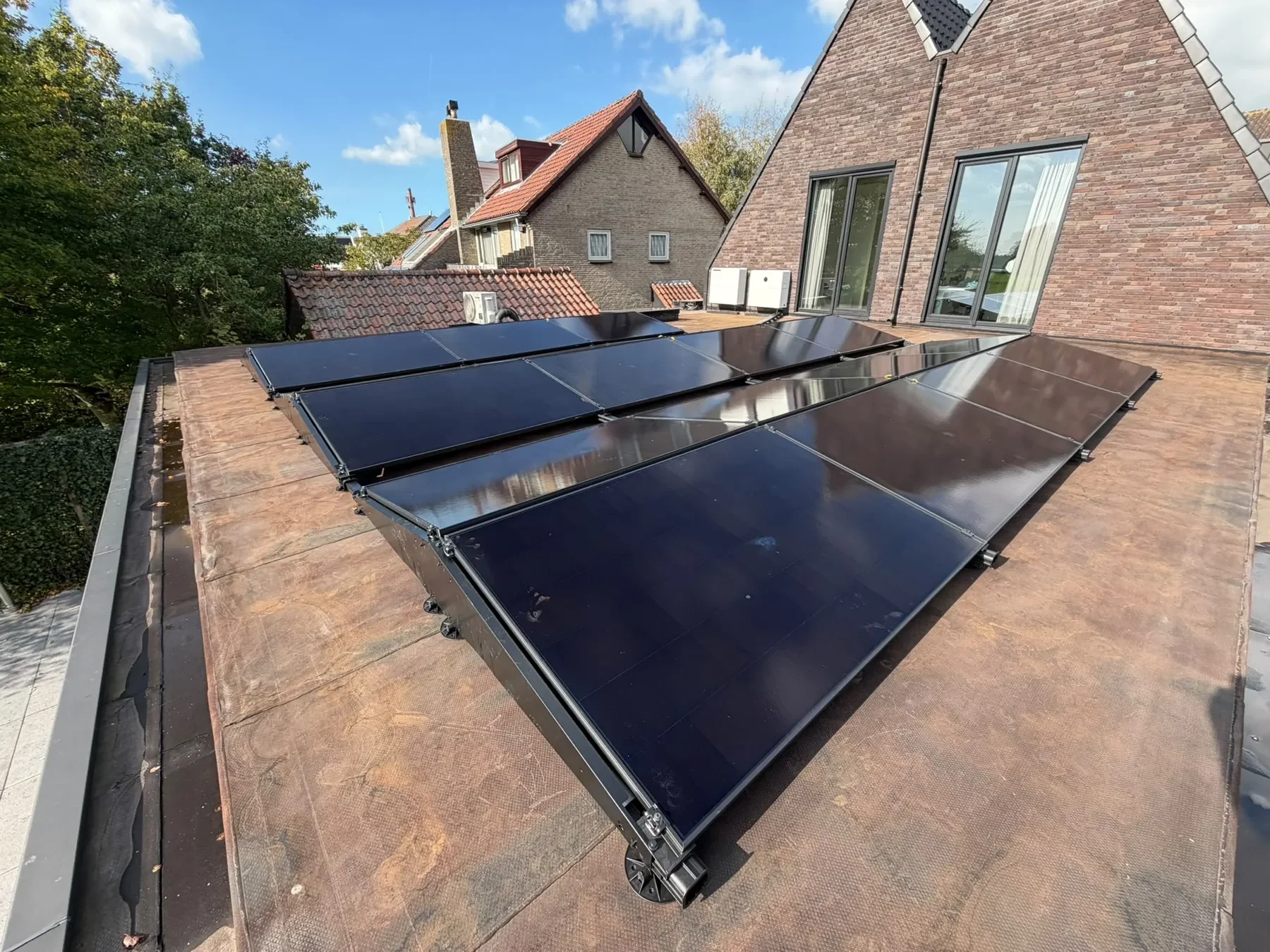 Zonnepanelen en thuisbatterij op een plat dak