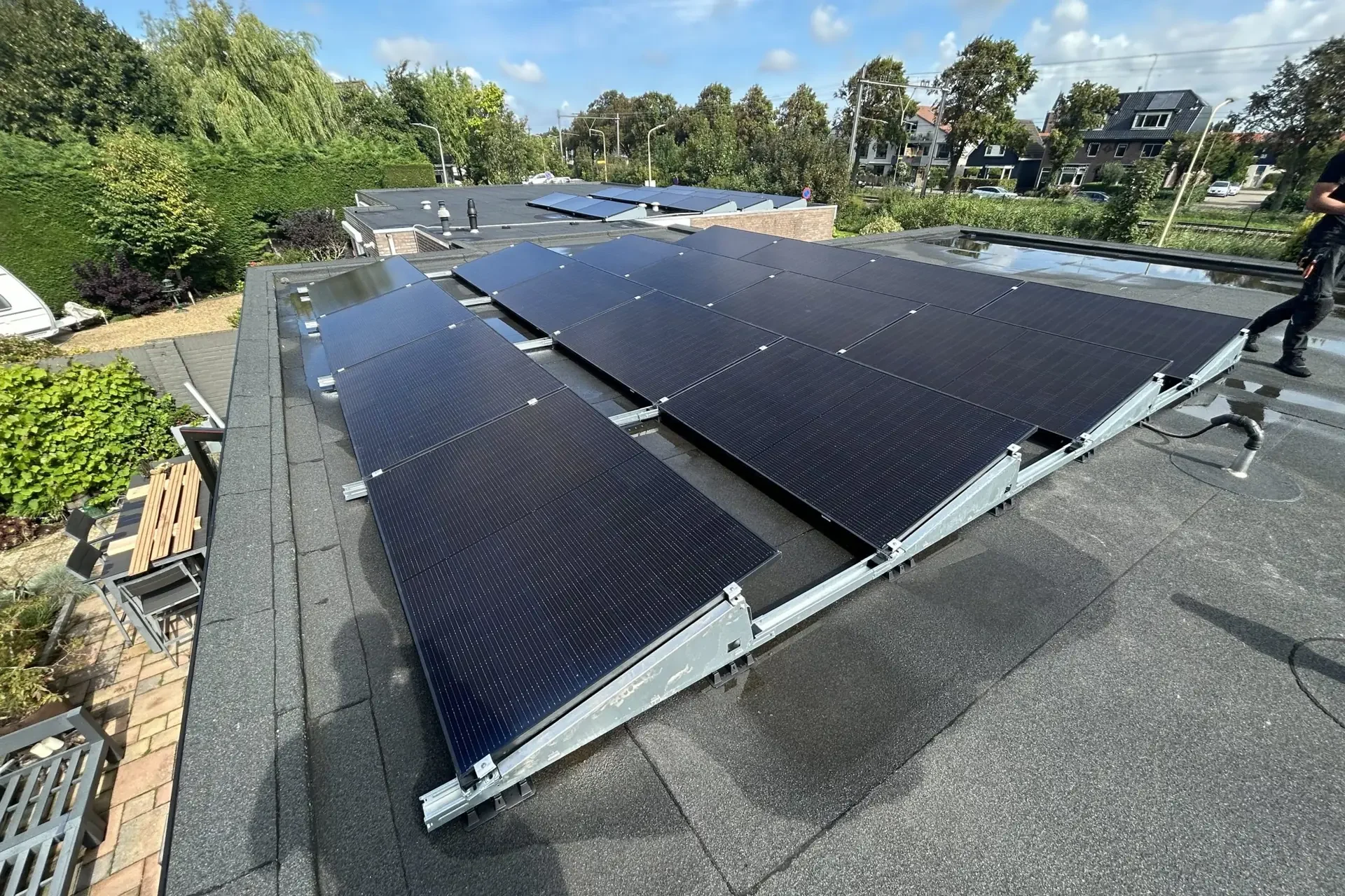 Zonnepanelen op een plat dak