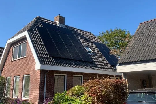 Zonnepanelen op een pannendak