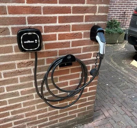Laadpaal aan de gevel