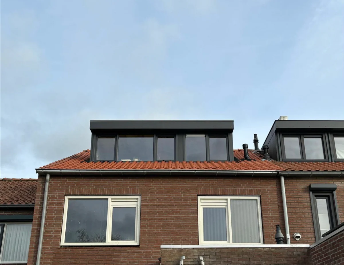 Dakkapel op maat in mat zwart kunststof