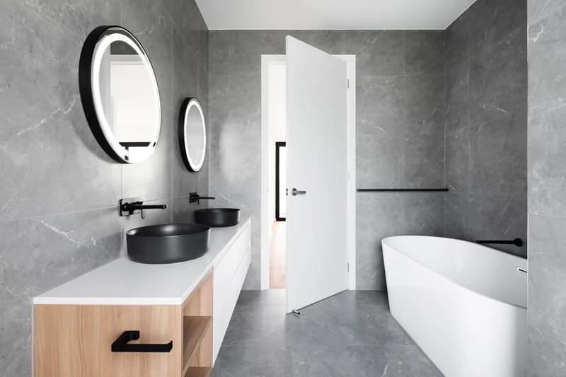 Moderne badkamer met natuursteen