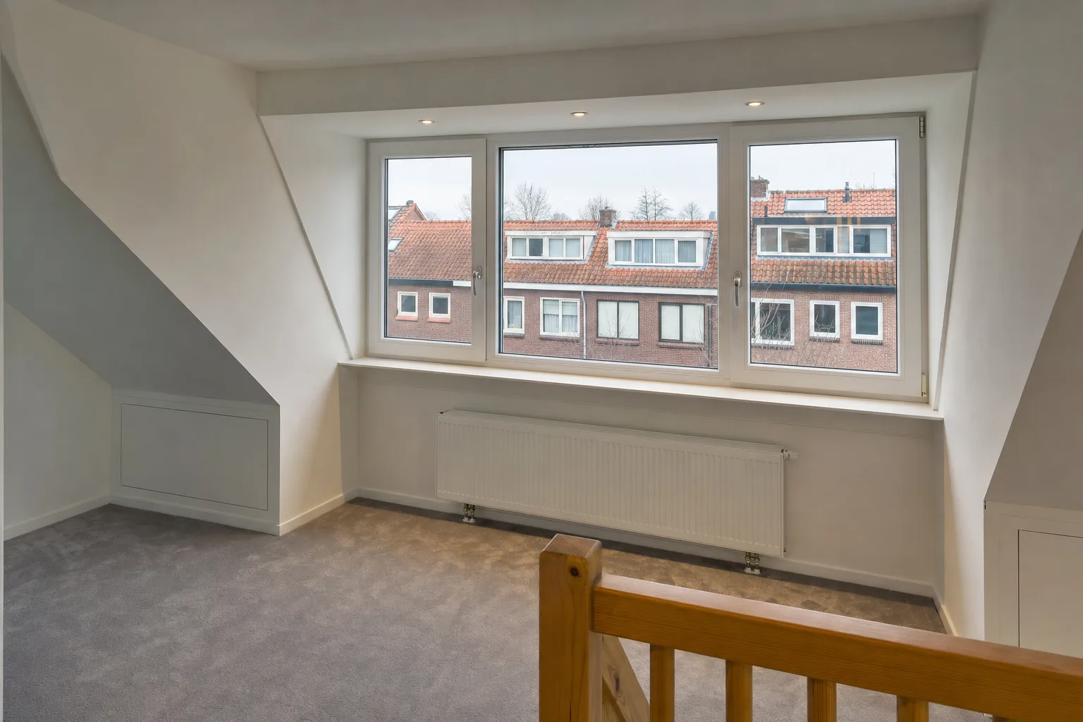 Zolderkamer in een rijtjeshuis na het plaatsen van een dakkapel, met veel daglicht en sta-hoogte