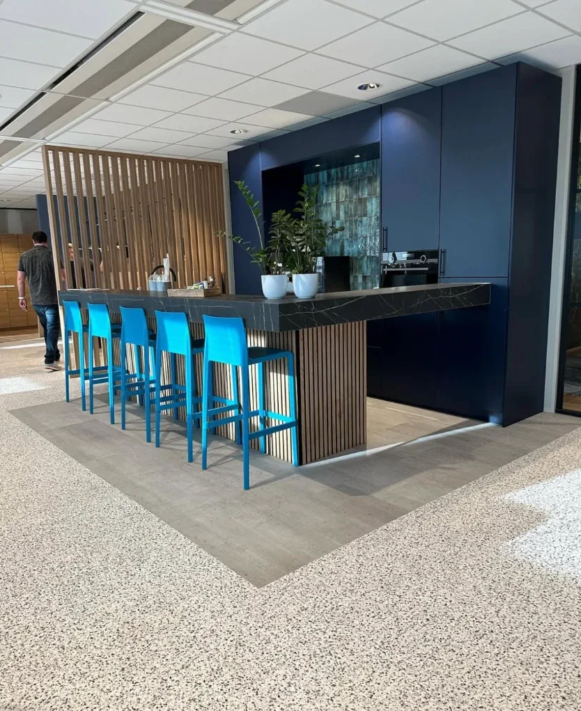 Kantoor – Tapijttegels en PVC, pantry