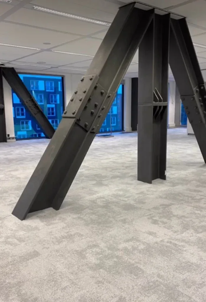 Kantoor – Tapijttegels rond staalconstructie