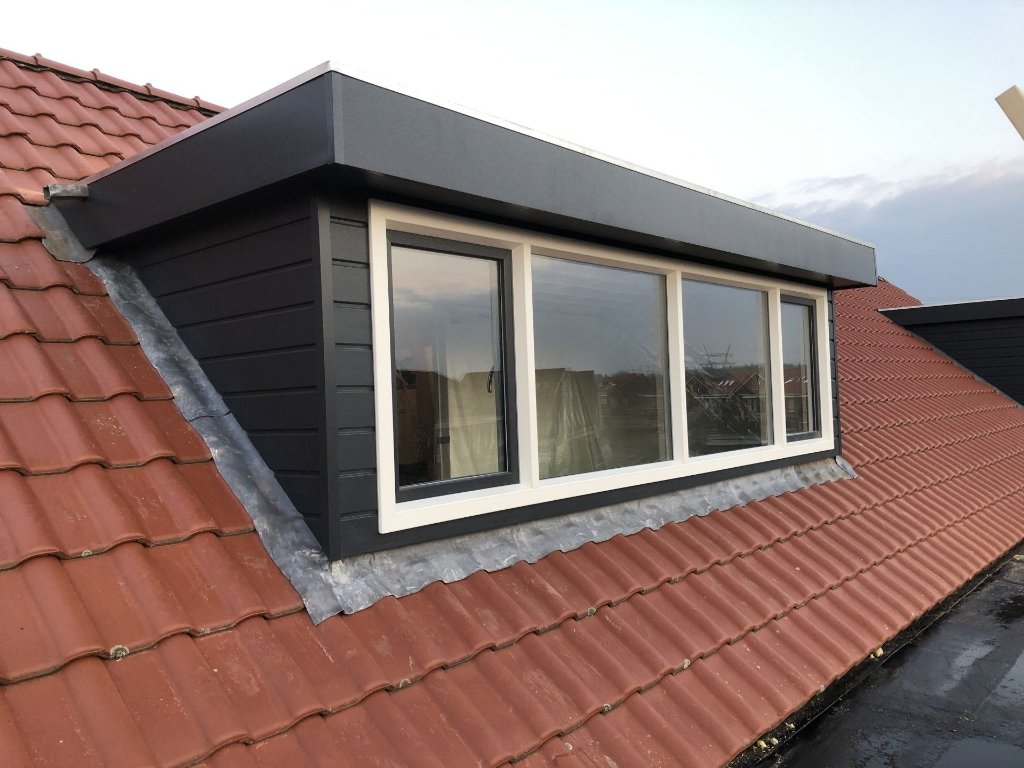 Moderne dakkapel op een Nederlands woonhuis