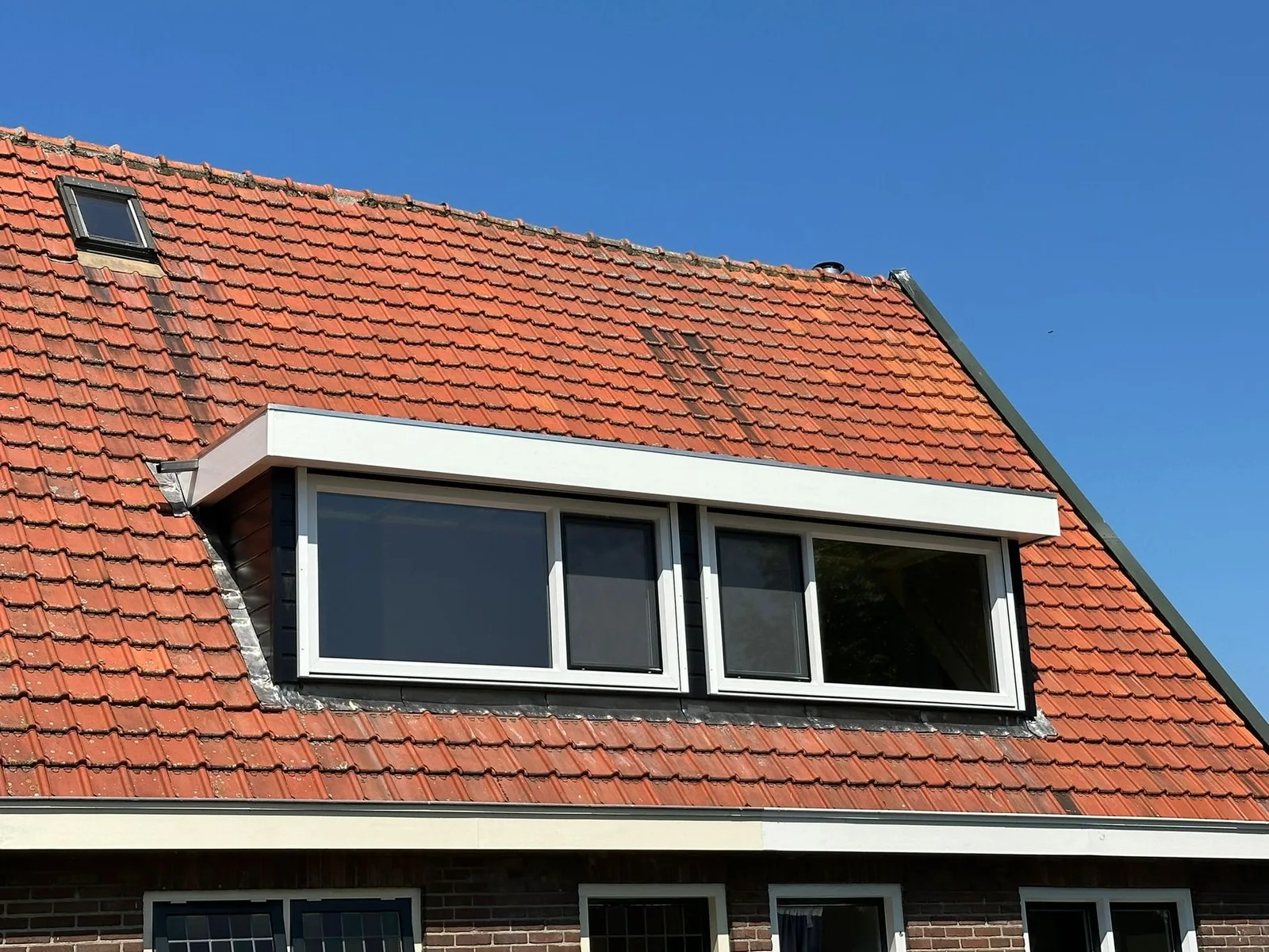 Kunststof dakkapel geplaatst door Van den Berg Montage B.V.
