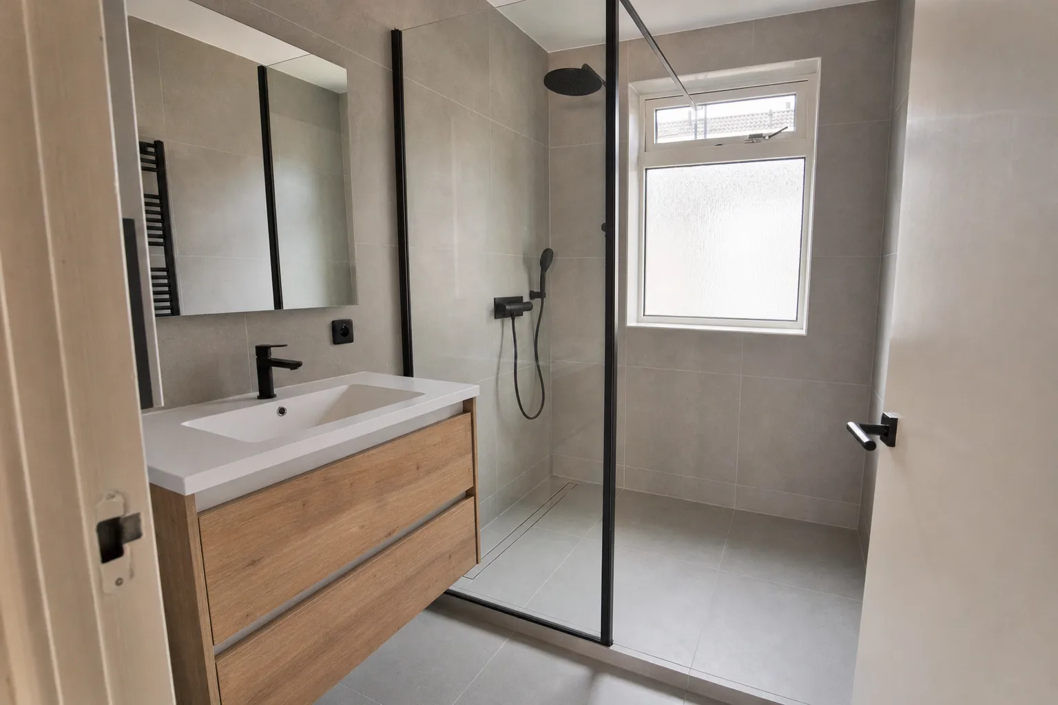 Net gerenoveerde badkamer met inloopdouche in een rijtjeswoning in Utrecht