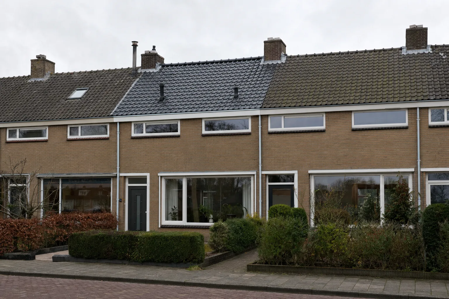 Rijtjeswoning met net vernieuwd pannendak
