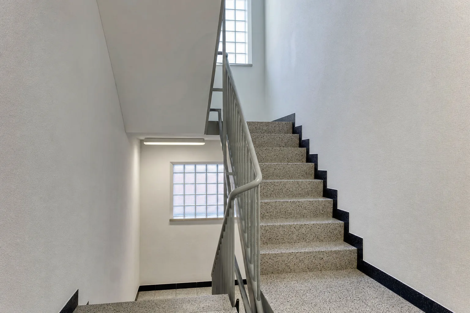 Opgeknapt VvE-trappenhuis met geschilderd glasvezelbehang in Utrecht