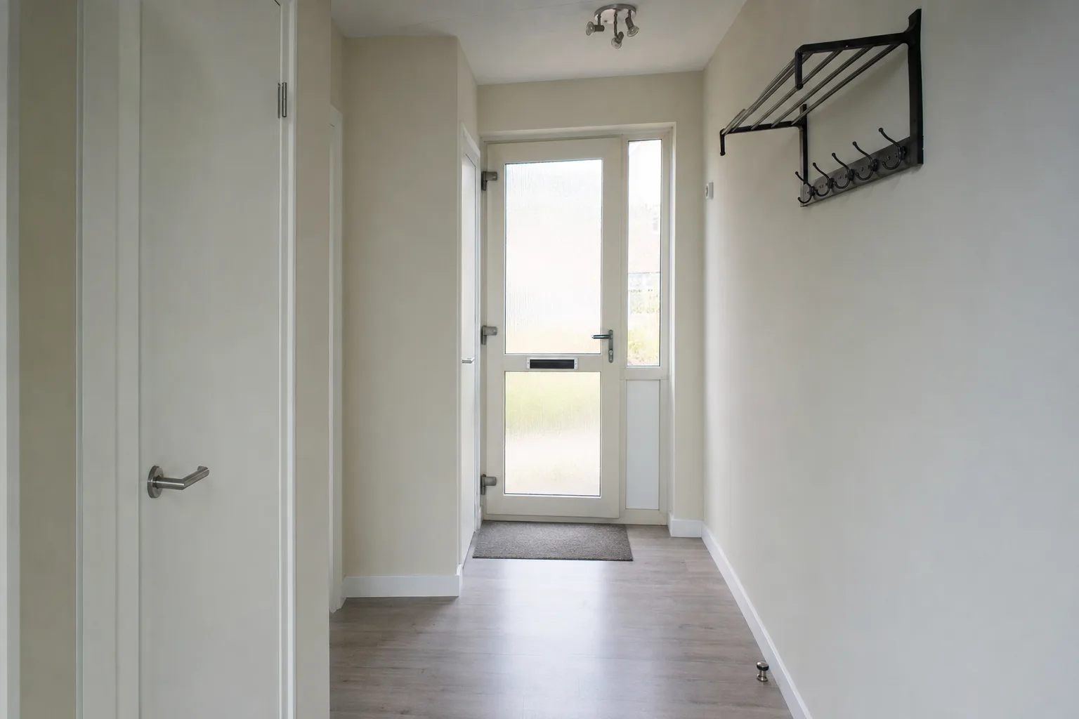 Hal van een rijtjeswoning na kleine klussen, netjes afgewerkt