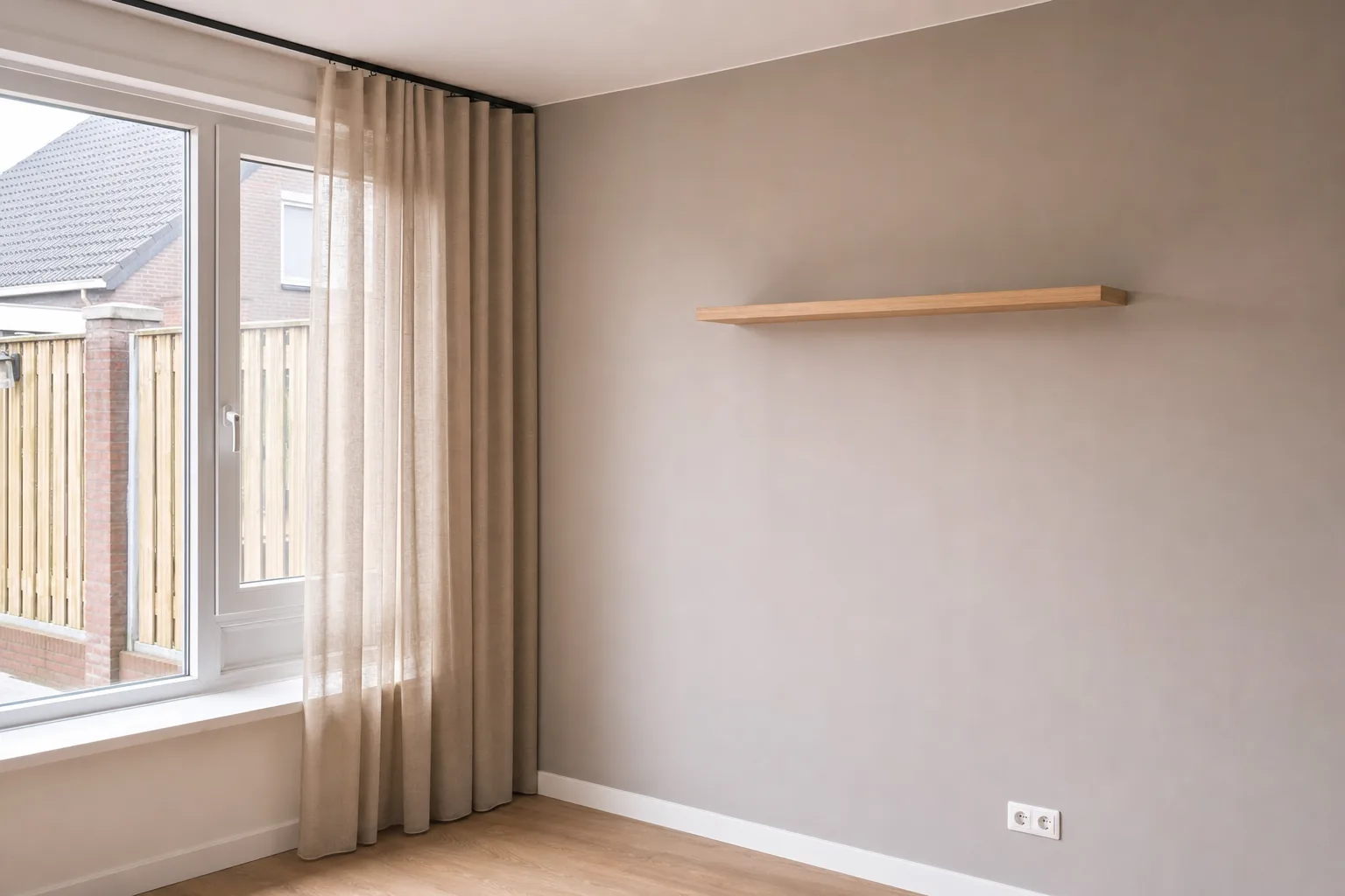 Woonkamer met nieuw opgehangen wandplank en gordijnrail