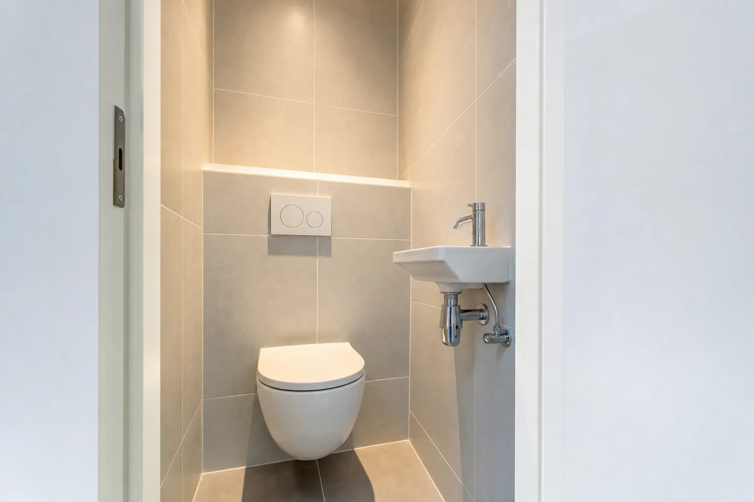 Net gerenoveerd toilet met hangend closet en fonteintje
