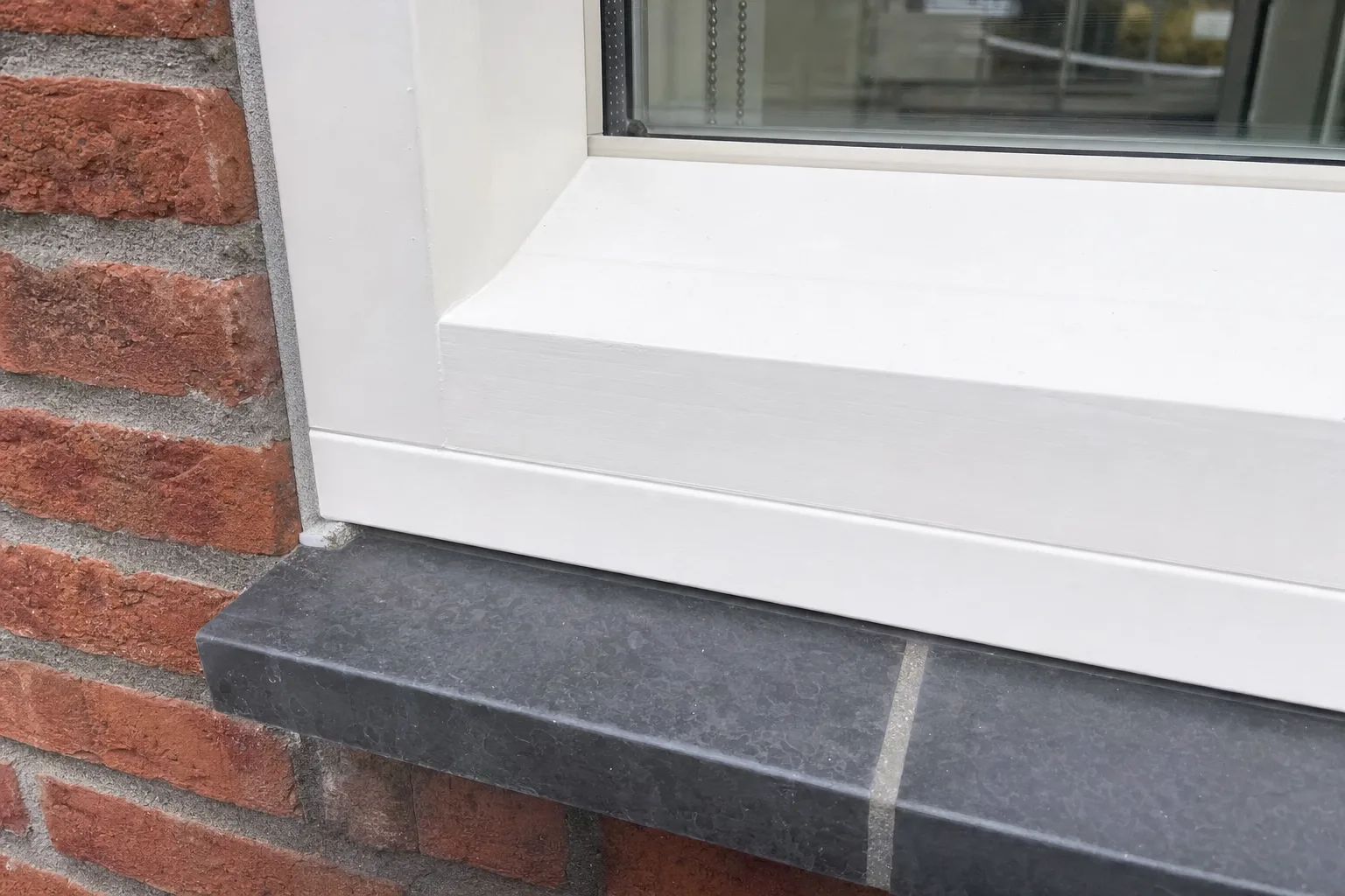 Onderhouden raamkozijn met nieuw kitwerk en verse lak