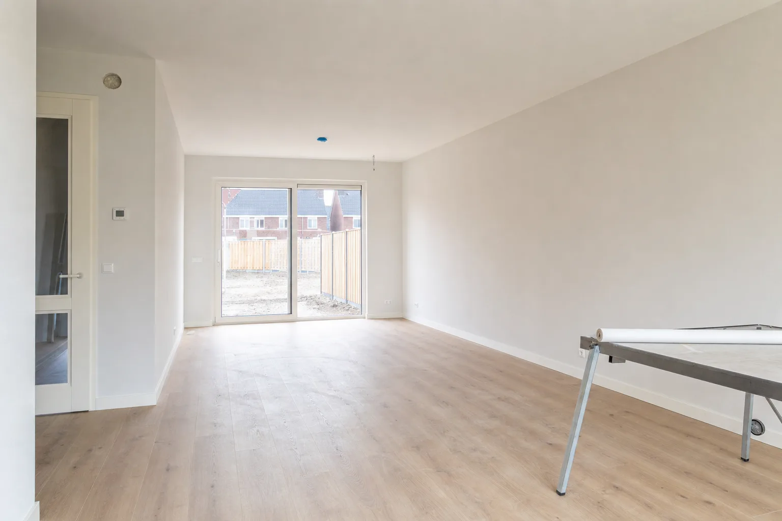 Woonkamer met strak aangebracht en geschilderd renovlies