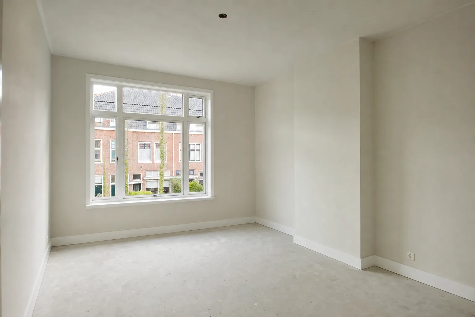 Woonkamer met net glad gestucte wanden en plafond, klaar voor verf
