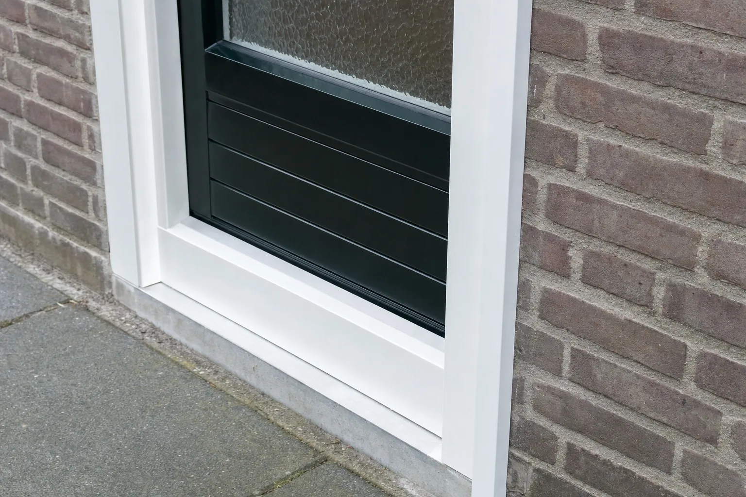 Gerepareerd en nieuw gelakt deurkozijn van een rijtjeswoning
