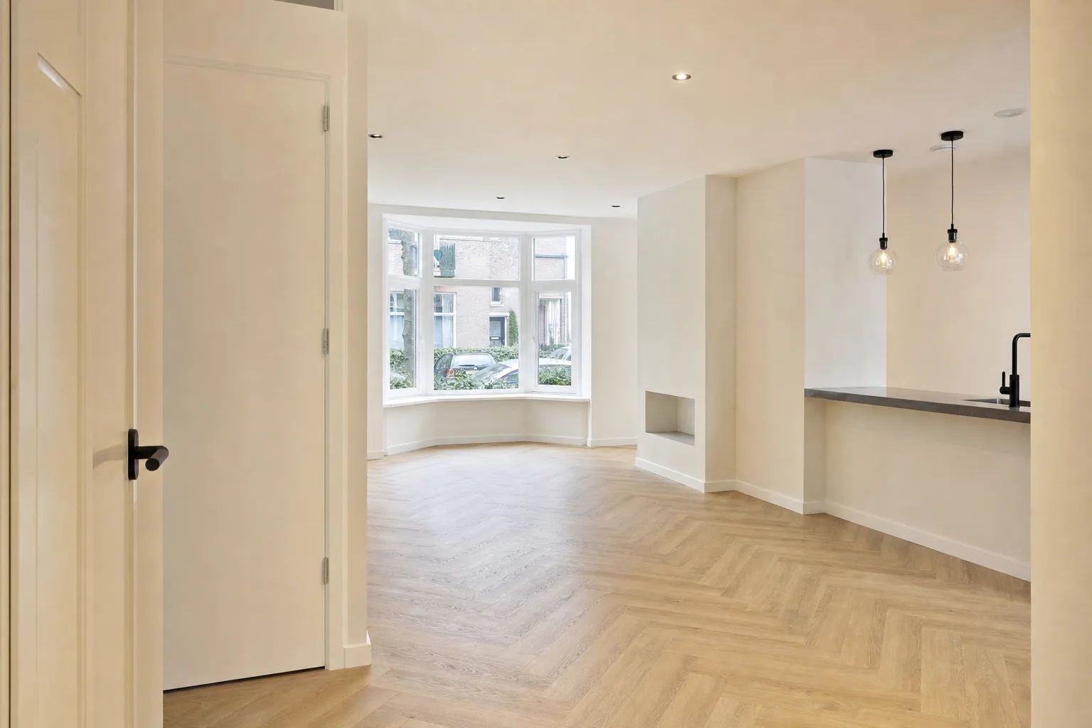 Volledig gerenoveerde woonkamer in een jaren-30 woning in Utrecht