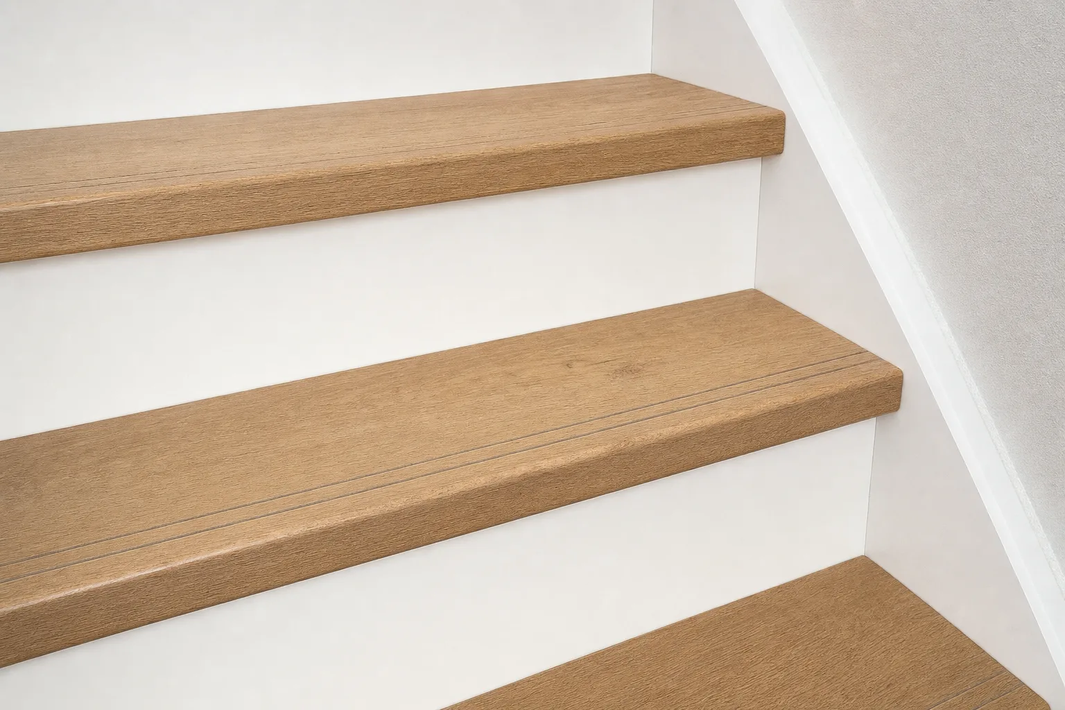 Detail van eiken overzettreden met witte stootborden