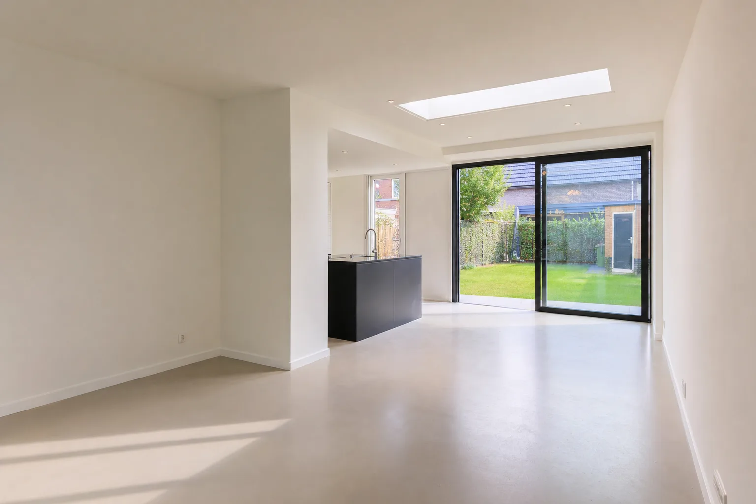 Lichte woonkeuken in een nieuwe uitbouw met daklicht