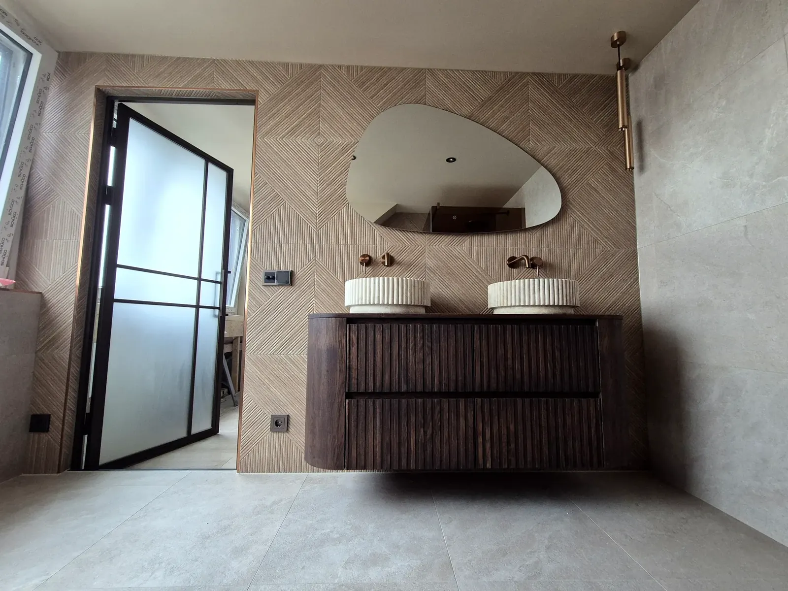 Badkamer op zolder met dubbele wastafel