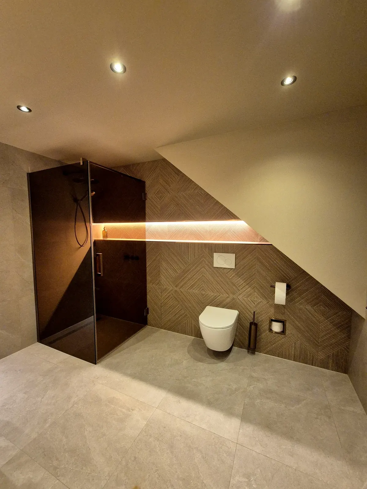 Douche en toilet onder het schuine dak