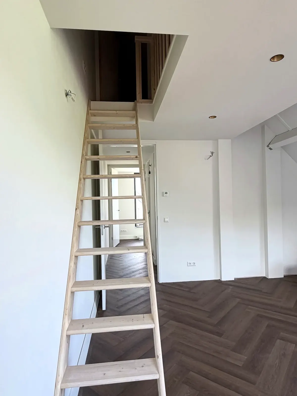Vaste trap naar een vliering in een nieuwbouwwoning