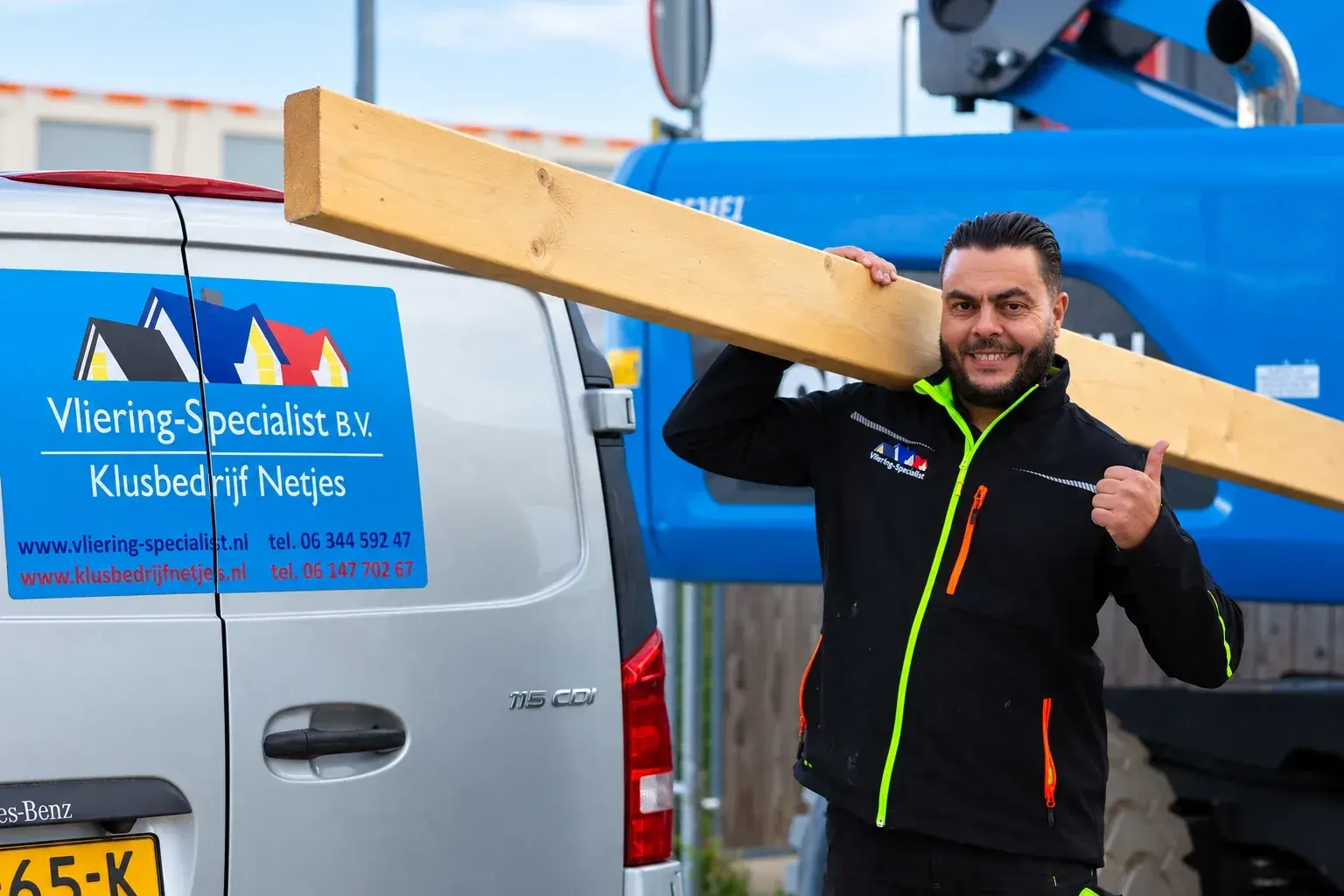 Mohamed van De Vliering Specialist met een balk bij de bedrijfsbus