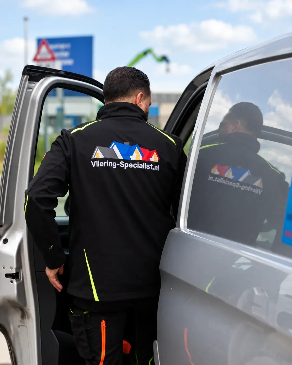 Mohamed van De Vliering Specialist stapt in de bedrijfsbus