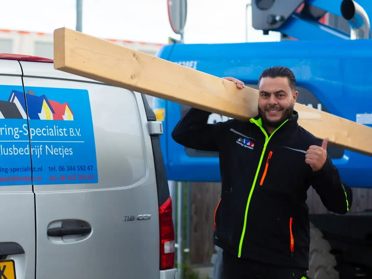 Mohamed bij de bedrijfsbus van De Vliering Specialist en Klusbedrijf Netjes