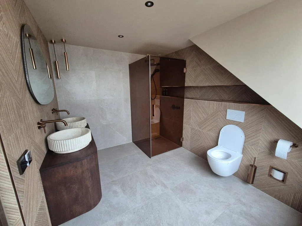 Badkamer op zolder met inloopdouche, zwevend toilet en dubbel badmeubel
