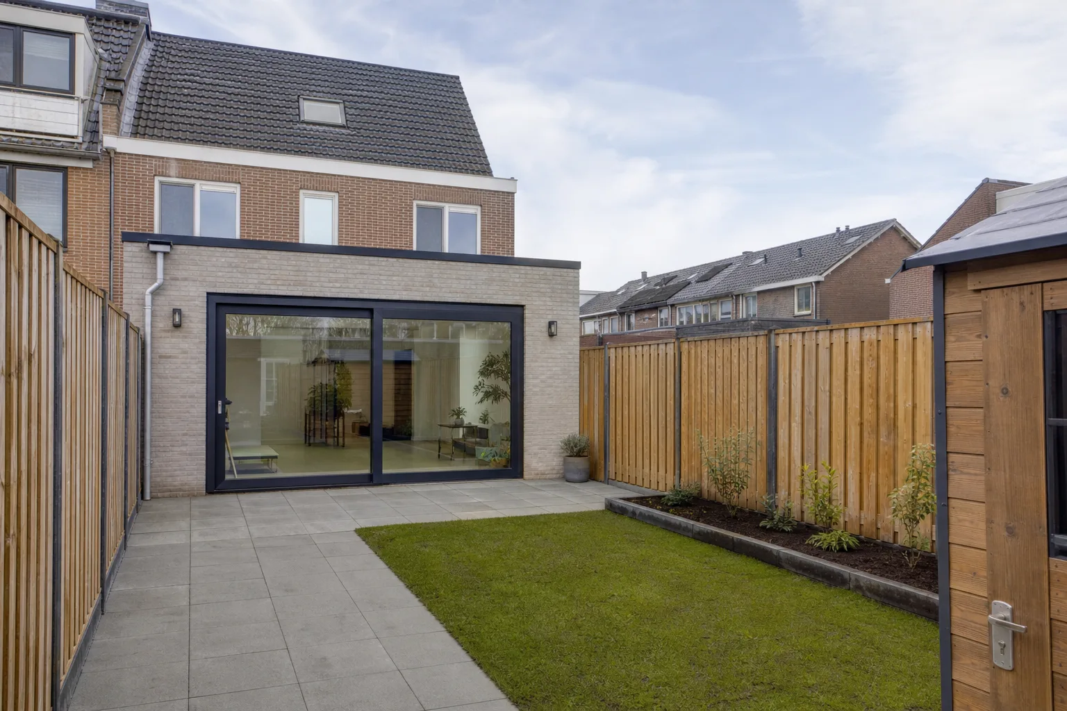 Bijgebouw in de achtertuin van een woning