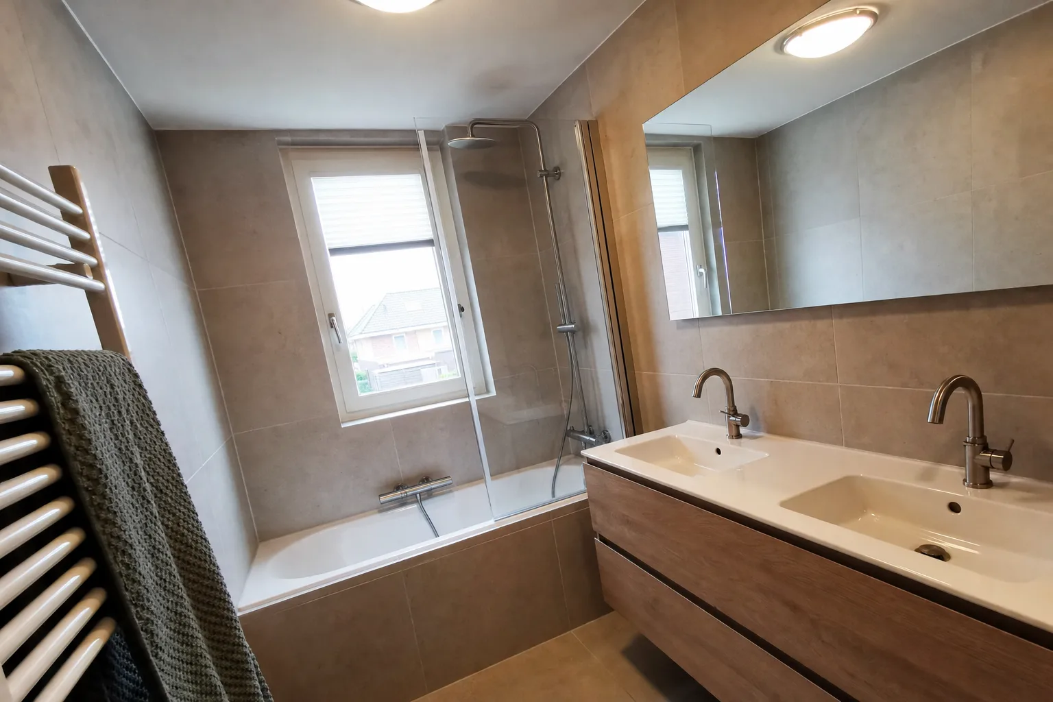 Badkamer met vrijstaand bad en natuursteen tegels