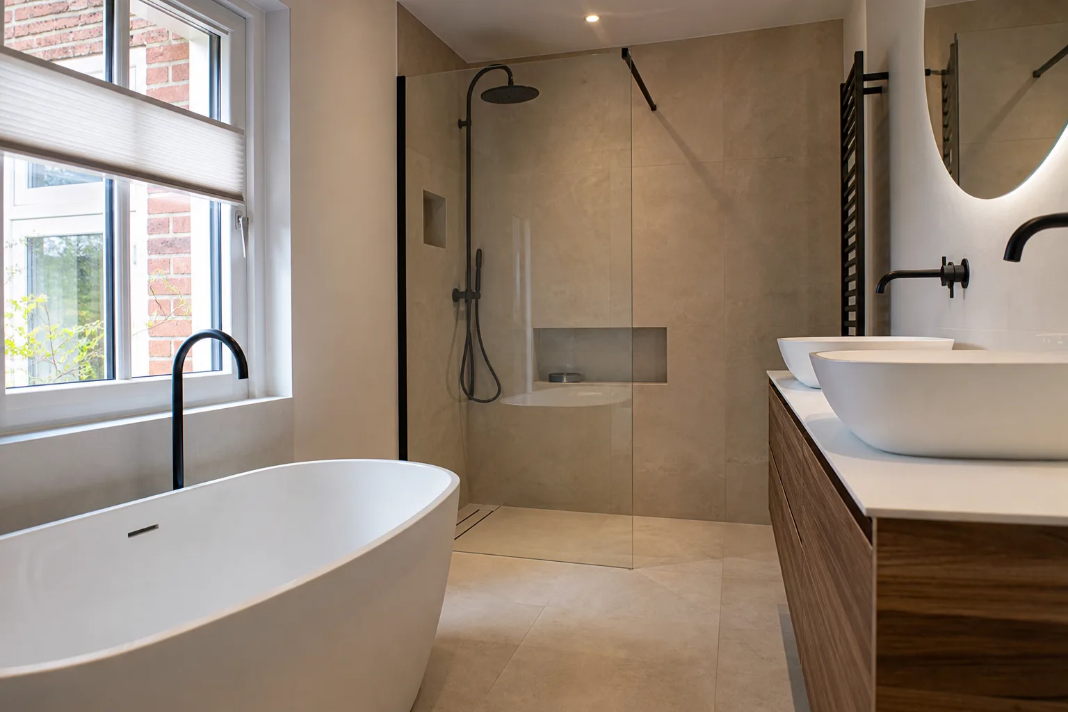 Badkamer met vrijstaand bad en natuursteen tegels