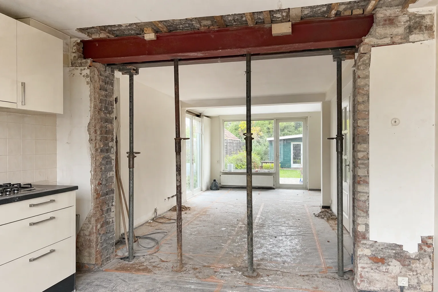 Doorbraak in een muur met stalen balk tijdens een verbouwing