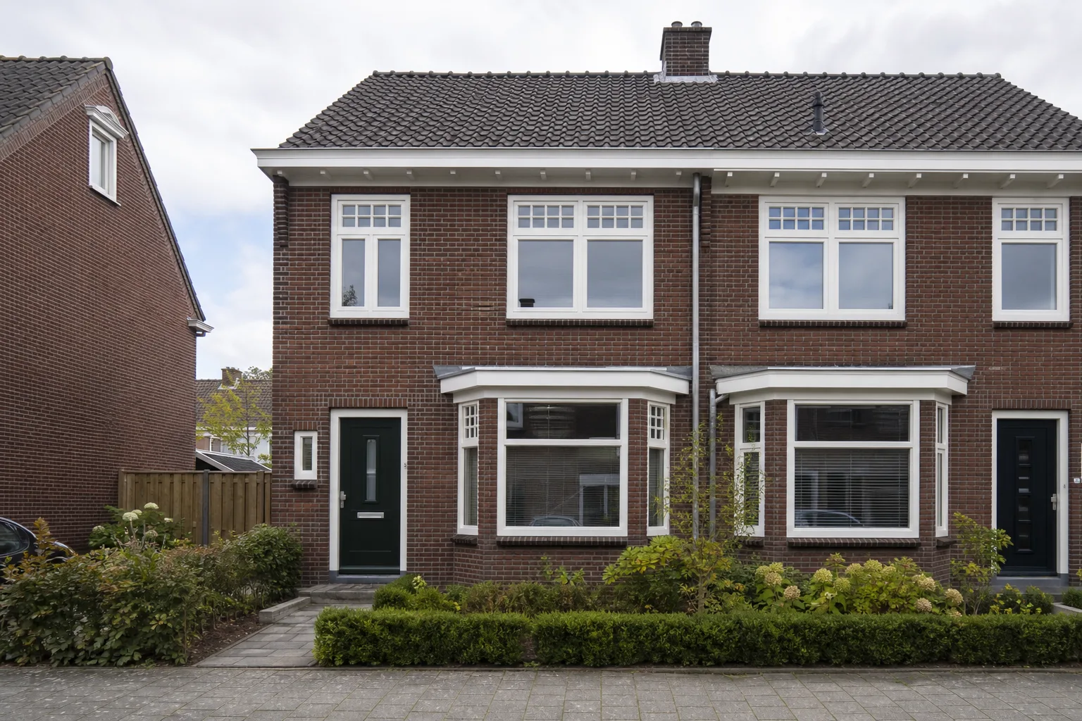 Karakteristieke voorgevel van een oudere woning na renovatie