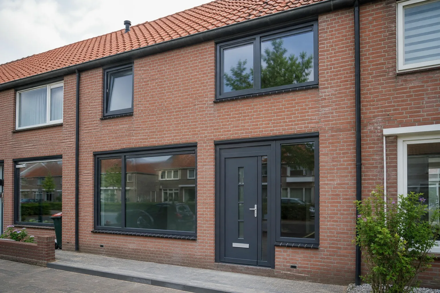 Kozijnen met isolerend glas in een bakstenen gevel
