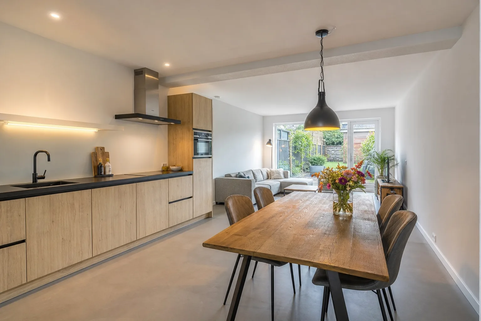 Open keuken en woonkamer na het doorbreken van een muur