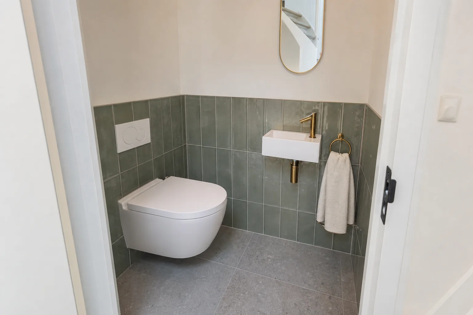 Gerenoveerd toilet met hangtoilet en fonteintje